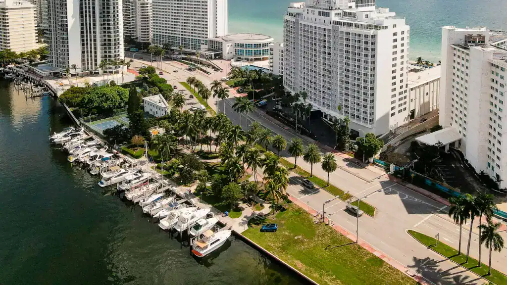Cuotas de referencia 2026 en zonas luxury de Miami